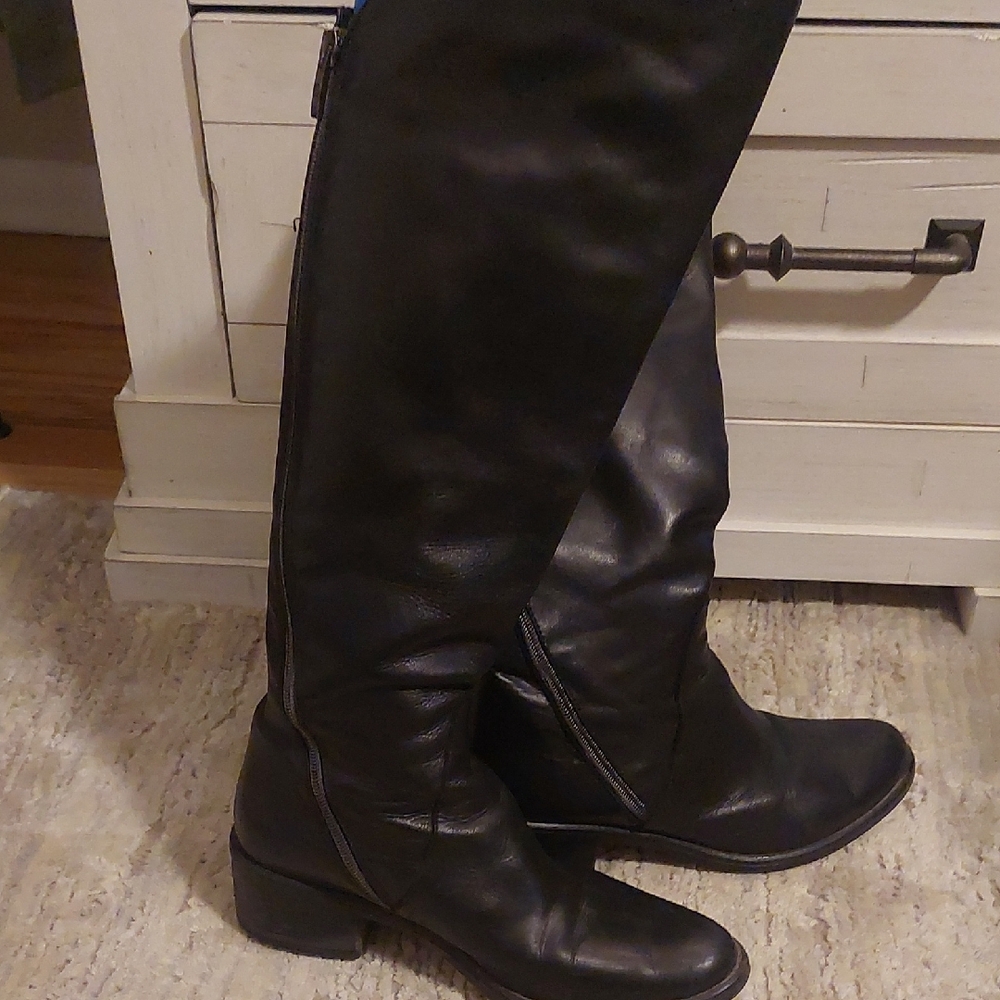 Classic Black Knee Boots.. In Great Condition.